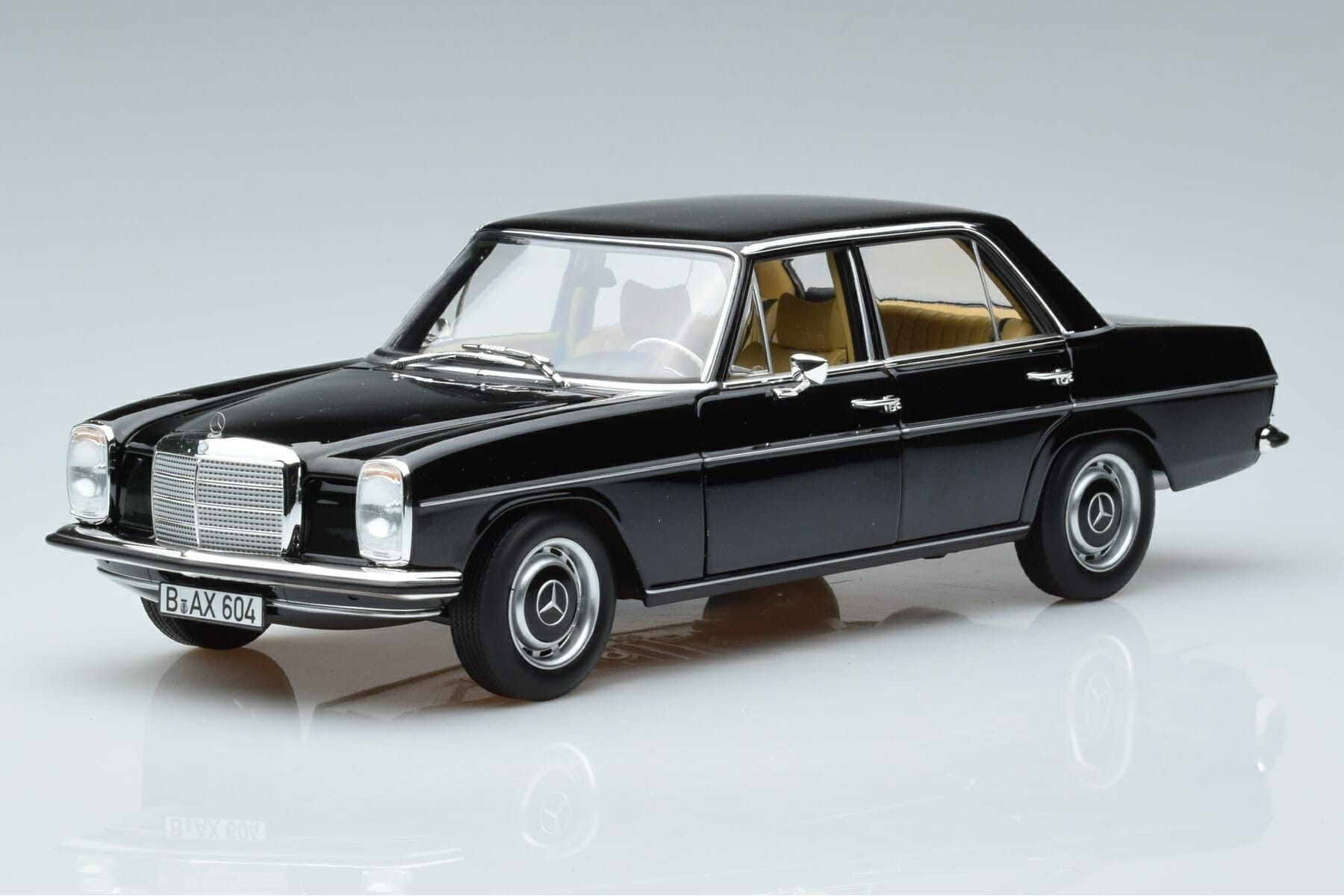Mercedes 200 W115 Limitéiert Editioun Norev 1:18