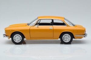Alfa Romeo 1750 GTV Jaune Norev 1:18 187910 Métal — image 4 sur 7