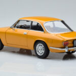 Alfa Romeo 1750 GTV Jaune Norev 1:18 - image 6 of 7