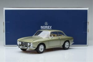 Alfa Romeo GTV 2000 Vert Édition Limitée Norev 1:18 187913 Métal — image 7 sur 7