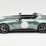 Aston Martin V12 Speedster Vert Metallic GT Spirit 1:18 - image 3 of 6