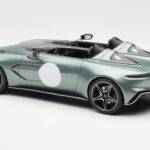 Aston Martin V12 Speedster Vert Metallic GT Spirit 1:18 - image 5 of 6