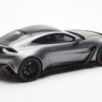 Aston Martin V12 Vantage Magnetic Argent GT Spirit 1:18 - image 2 of 6