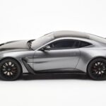 Aston Martin V12 Vantage Magnetic Argent GT Spirit 1:18 - image 3 of 6