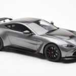 Aston Martin V12 Vantage Magnetic Argent GT Spirit 1:18 - image 4 of 6