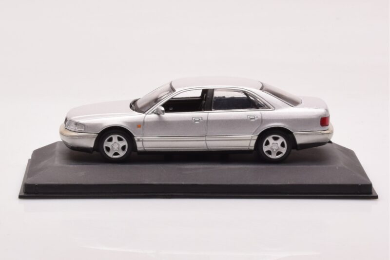 Audi A8 D2 Argent Bande Verte Minichamps 1:43