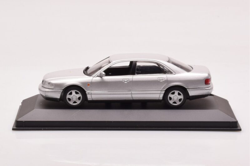 Audi A8 D2 Argent Minichamps 1:43