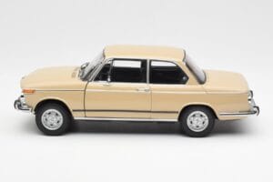 BMW 2002 Ti E10 Sahara Beige Kyosho 1:18 08541BG Métal — image 4 sur 8