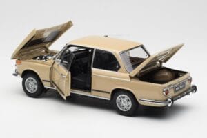 BMW 2002 Ti E10 Sahara Beige Kyosho 1:18 08541BG Métal — image 5 sur 8