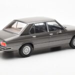BMW 520i E28 Gris MCG 1:18 - image 2 of 6