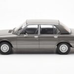 BMW 520i E28 Gris MCG 1:18 - image 3 of 6