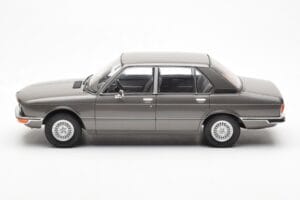 BMW 520i E28 Gris MCG 1:18 MCG18121 Métal — image 3 sur 6