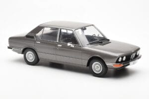 BMW 520i E28 Gris MCG 1:18 MCG18121 Métal — image 4 sur 6