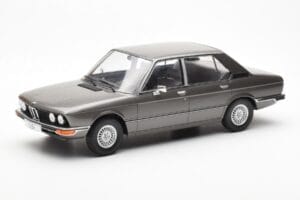 BMW 520i E28 Gris MCG 1:18