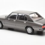 BMW 520i E28 Gris MCG 1:18 - image 5 of 6