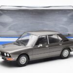 BMW 520i E28 Gris MCG 1:18 - image 6 of 6