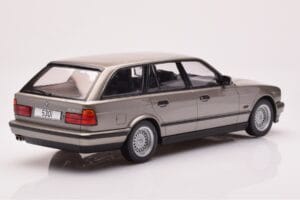 BMW 530i E34 Touring Gris Métallisé MCG 1:18 MCG18330 Métal — image 2 sur 6