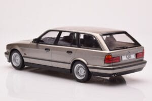 BMW 530i E34 Touring Gris Métallisé MCG 1:18 MCG18330 Métal — image 5 sur 6
