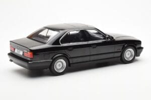 BMW 540i E34 Noir Metallic MCG 1:18 MCG18157 Métal — image 2 sur 6