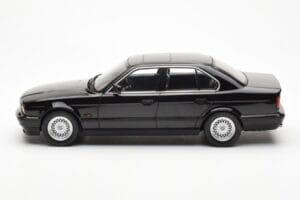 BMW 540i E34 Noir Metallic MCG 1:18 MCG18157 Métal — image 3 sur 6