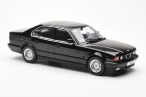 BMW 540i E34 Noir Metallic MCG 1:18 MCG18157 Métal — image 4 sur 6
