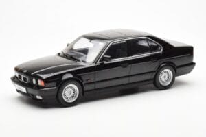 BMW 540i E34 Noir Metallic MCG 1:18