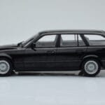 BMW 540i E34 Touring Noir Métallisé MCG 1:18 - image 3 of 6