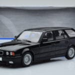 BMW 540i E34 Touring Noir Métallisé MCG 1:18 - image 6 of 6