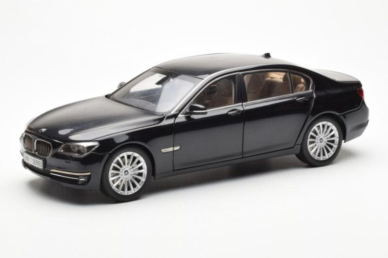 BMW 750Li F02 Facelift Carbon Noir Kyosho 1:18