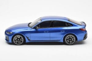 BMW i4 M50 G26 Bleu Otto 1:18 OT453 Résine — image 3 sur 6