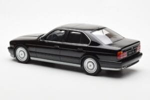 BMW M5 E34 Noir Otto 1:18 OT690 Résine — image 5 sur 6
