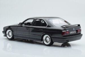 BMW M5 E34 Hartge Noir Otto 1:18 OT362B Résine — image 4 sur 6