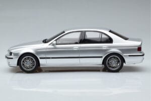 BMW M5 E39 Argent Otto 1:18 OT747B Résine — image 3 sur 7