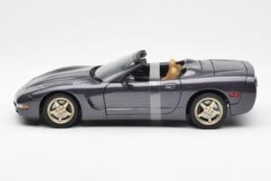 Chevrolet Corvette C5 Cabriolet Violet Nacré Métallique UT Models 1:18 21010 Métal — image 3 sur 6