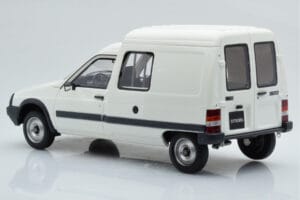 Citroen C15 E Blanc Otto 1:18 OT956B Résine — image 4 sur 6