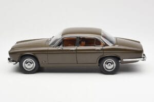 Jaguar XJ6 Series 1 4.2 Sable Marron Paragon 1:18 2011004 Métal — image 4 sur 8