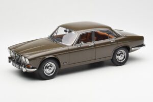 Jaguar XJ6 Series 1 4.2 Sable Marron Paragon 1:18