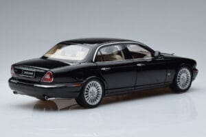 Jaguar XJ6 X350 Ebony Noir Almost Real 1:18 810501 Métal — image 3 sur 11