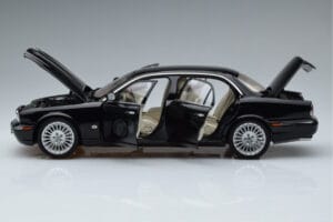 Jaguar XJ6 X350 Ebony Noir Almost Real 1:18 810501 Métal — image 4 sur 11