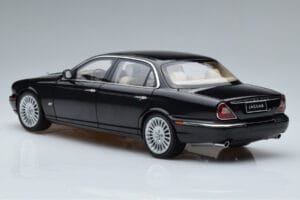 Jaguar XJ6 X350 Ebony Noir Almost Real 1:18 810501 Métal — image 6 sur 11
