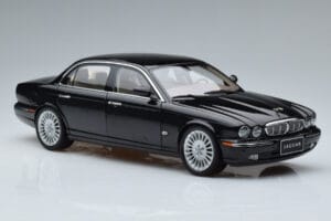 Jaguar XJ6 X350 Ebony Noir Almost Real 1:18 810501 Métal — image 10 sur 11