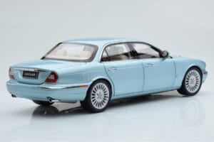Jaguar XJ6 X350 Seafrost Bleu Clair Almost Real 1:18 810503 Métal — image 4 sur 11