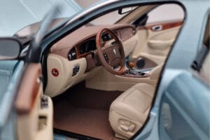 Jaguar XJ6 X350 Seafrost Bleu Clair Almost Real 1:18 810503 Métal — image 9 sur 11