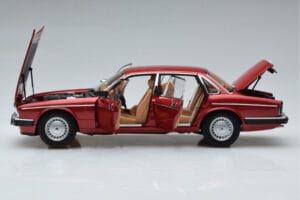 Jaguar XJ6 XJ40 Flamenco Rouge Almost Real 1:18 810541 Métal — image 4 sur 11