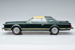 Lincoln Continental Mark V Vert Foncé MCG 1:18 MCG18404 Métal — image 3 sur 6