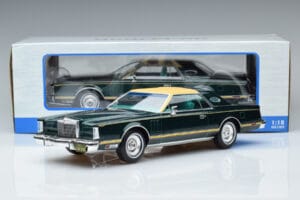 Lincoln Continental Mark V Vert Foncé MCG 1:18 MCG18404 Métal — image 6 sur 6