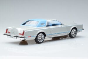 Lincoln Continental Mark V Argent MCG 1:18 MCG18403 Métal — image 2 sur 6