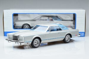 Lincoln Continental Mark V Argent MCG 1:18 MCG18403 Métal — image 6 sur 6
