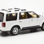 Lincoln Navigator Blanc AUTOart 1:18 - image 3 of 8