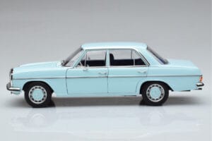 Mercedes 200 W115 Norev 1:18 183777 Métal — image 4 sur 7